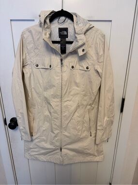 THE NORTH FACE WOMEN’S HYVENT JACKET
SIZE Medium Rain Coat hooded pocket